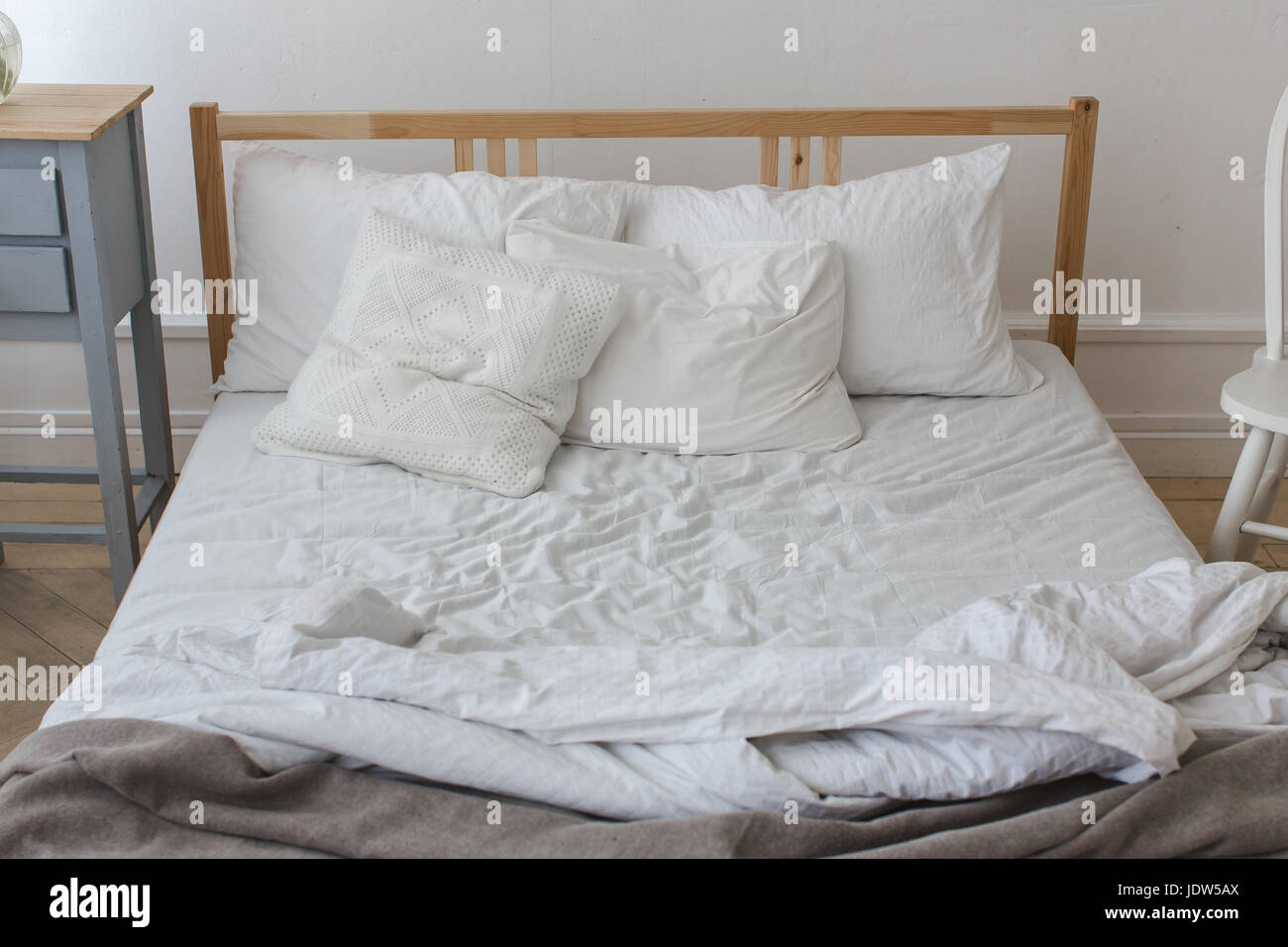Blick auf ungemachten Bett zerknittert Stockfoto