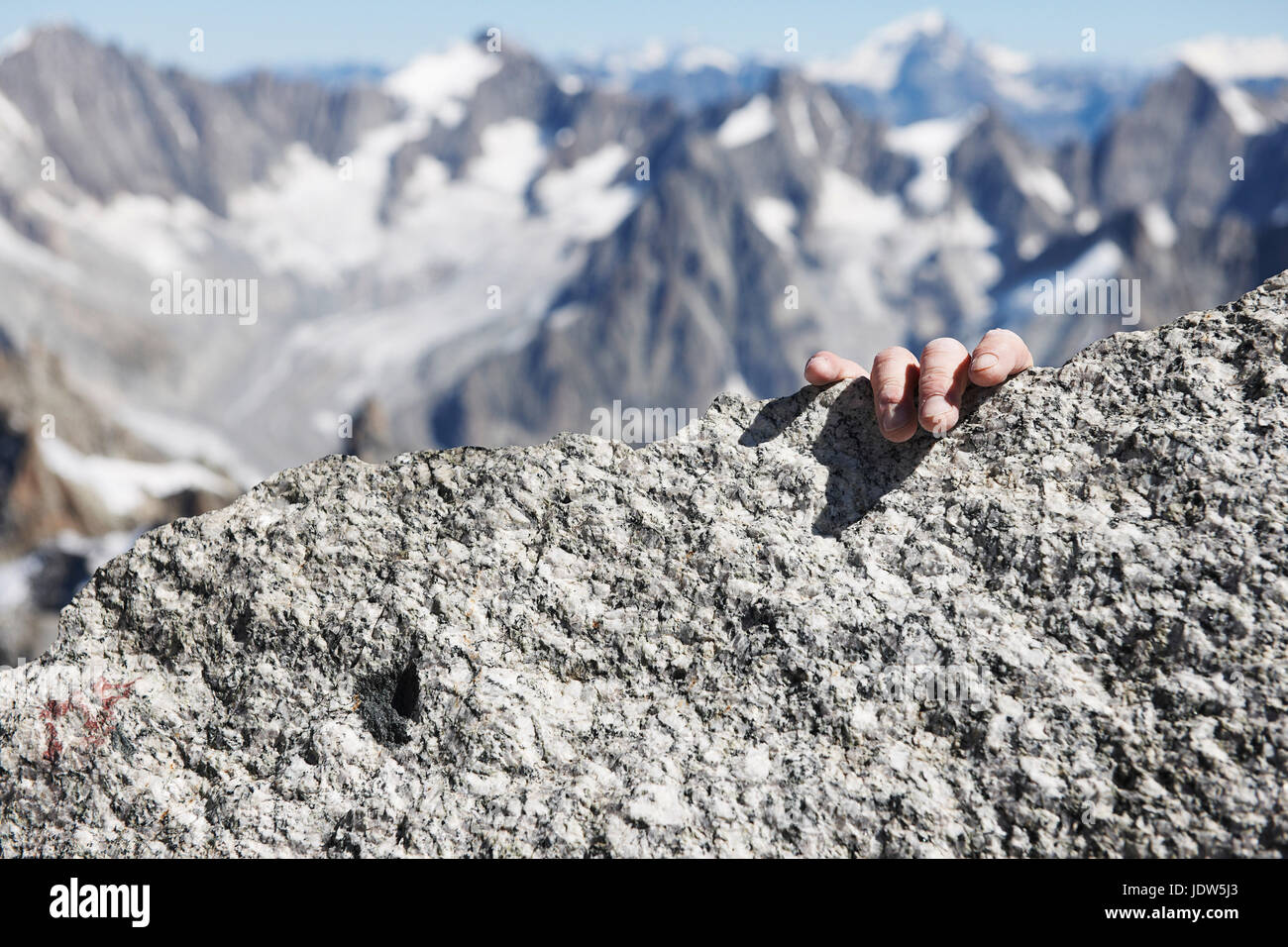 Mountaineer Hand auf Gipfel, Nahaufnahme Stockfoto