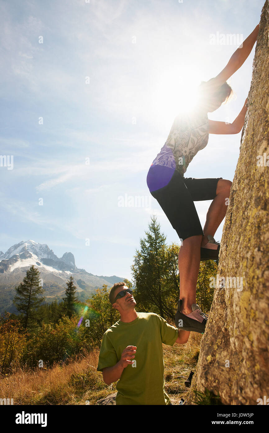 Frau-Klettern mit dem Menschen helfen, Chamonix, Haute Savoie, Frankreich Stockfoto