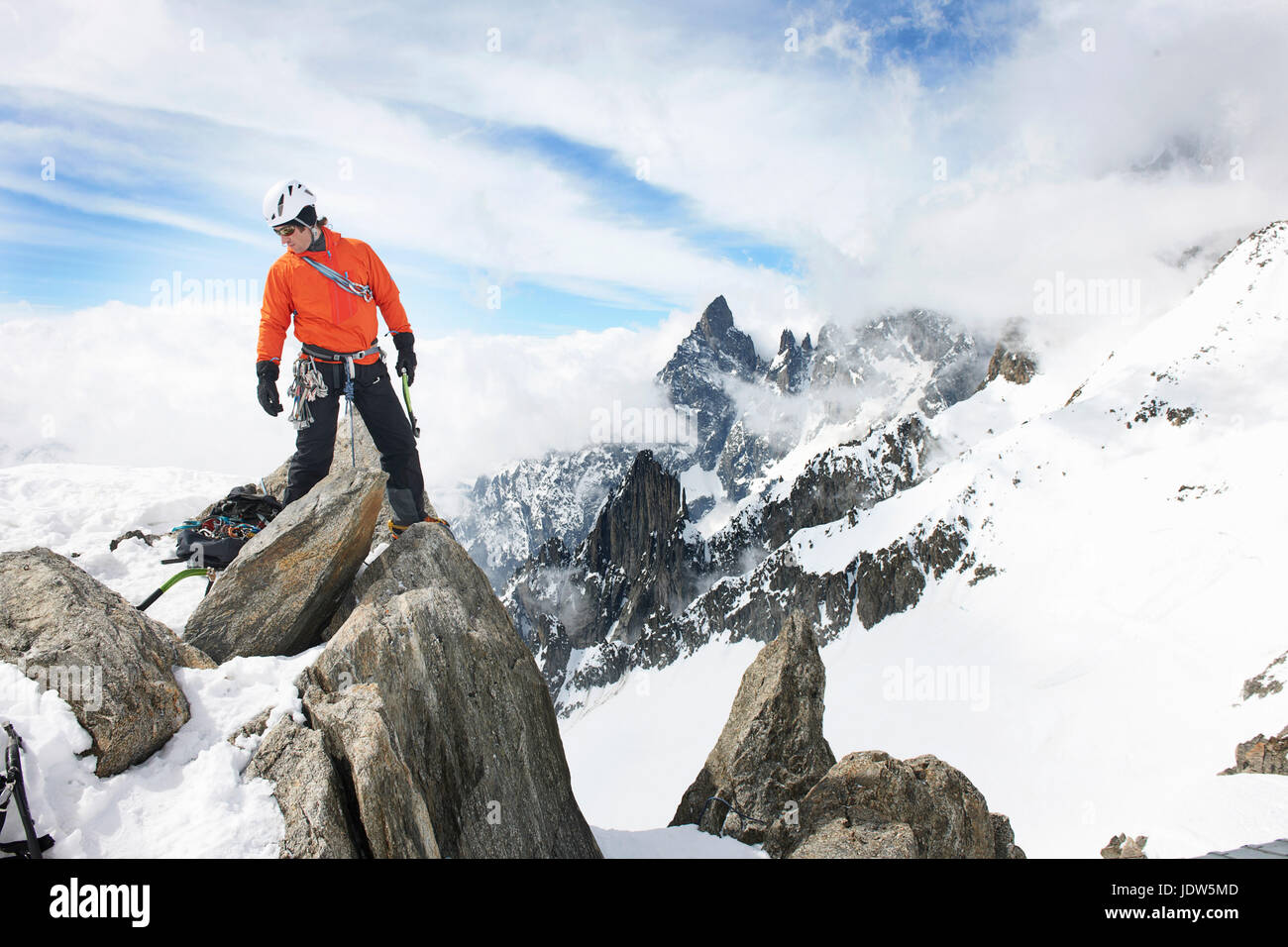 Mitte erwachsener Mann Klettern, Chamonix, Frankreich Stockfoto