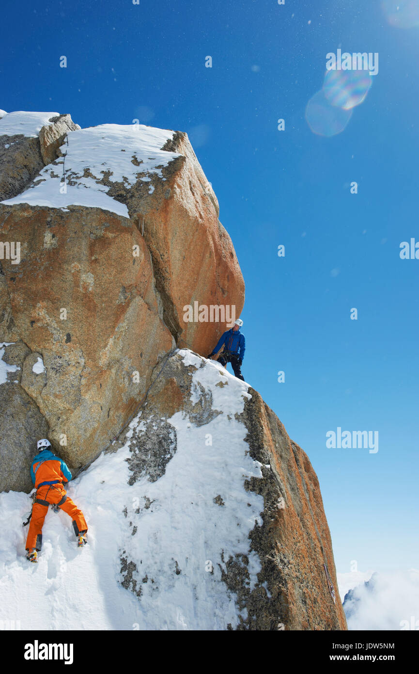 Zwei Männer Bergsteigen, Chamonix, Frankreich Stockfoto