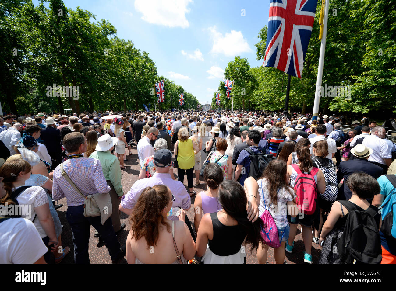 Menschenmassen Spaziergang entlang der Mall, nachdem die Farbe 2017 in Richtung Buckingham Palace in London. Platz für Kopie Stockfoto