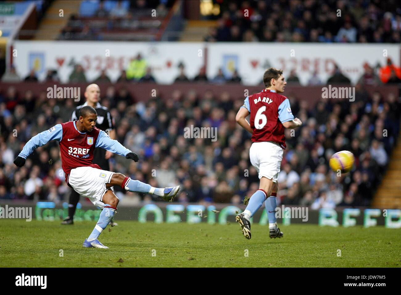 ASHLEY YOUNG SCORES FREE KICK ASTON VILLA V BLACKBURN ROVERS VILLENPARK BIRMINGHAM ENGLAND 26. Januar 2008 Stockfoto