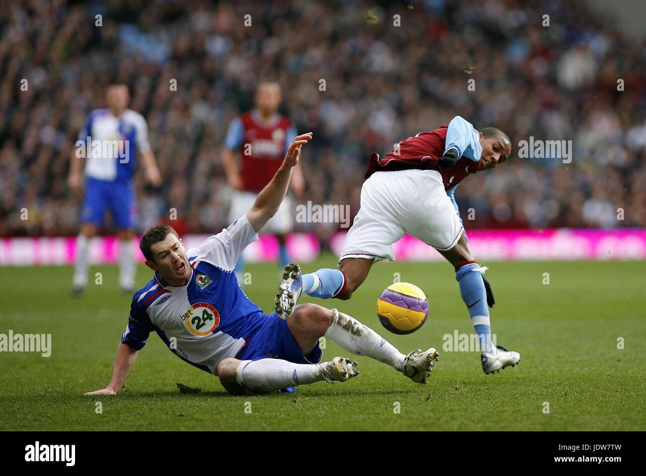 LUKE YOUNG & BRETT EMERTON ASTON VILLA V BLACKBURN ROVERS VILLENPARK BIRMINGHAM ENGLAND 26. Januar 2008 Stockfoto