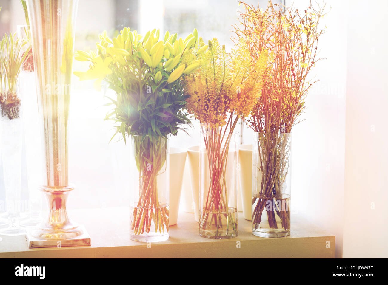 Nahaufnahme von Blumen in Vasen im Blumenladen Stockfoto