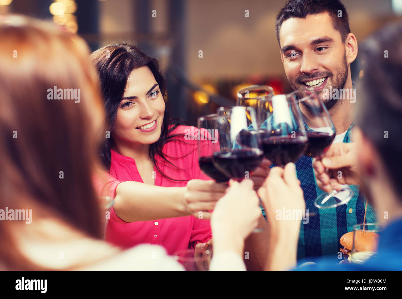 Freunde, die klirrende Gläser Wein im restaurant Stockfoto