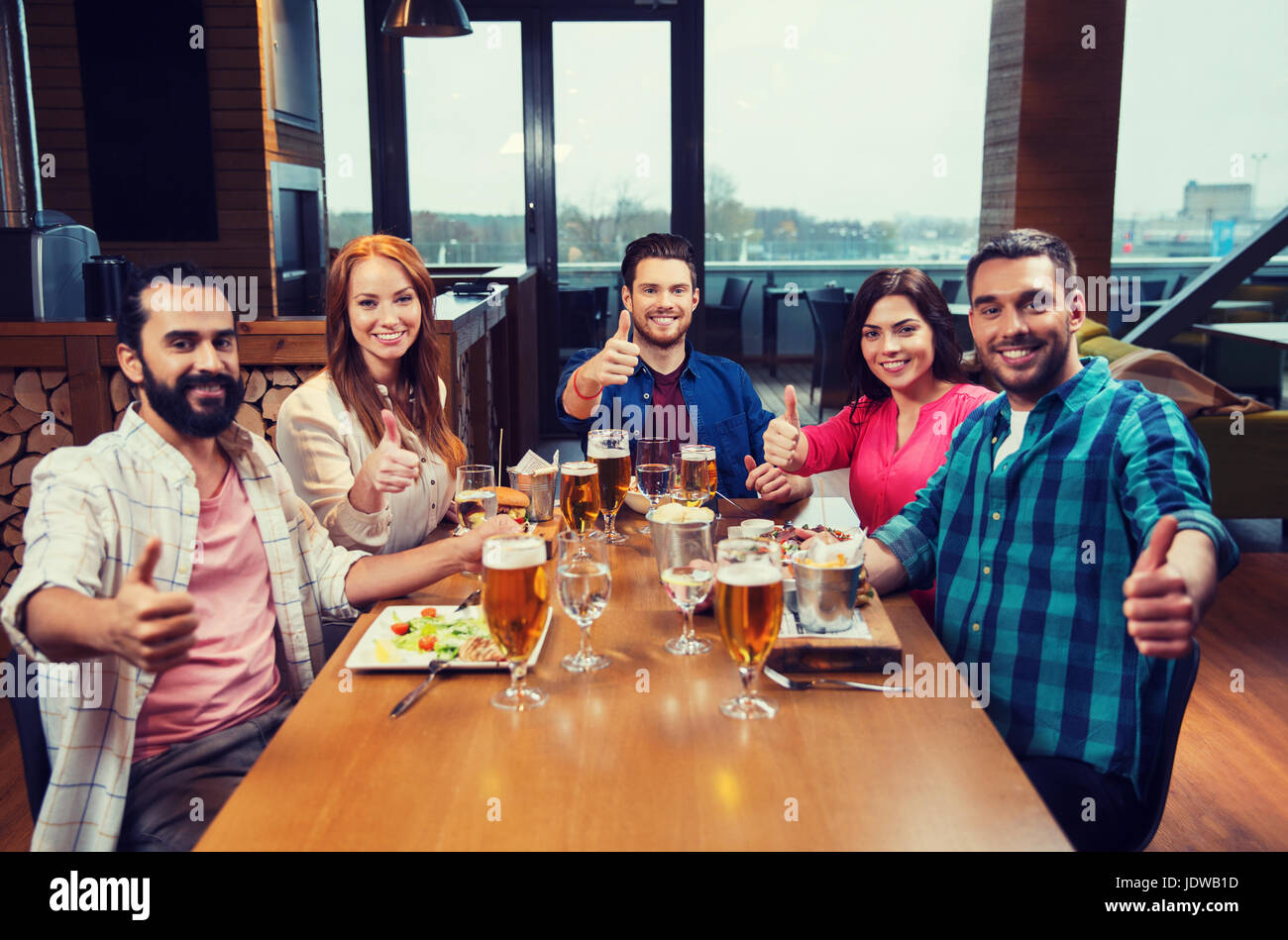 Freunde, Essen und trinken Bier im restaurant Stockfoto