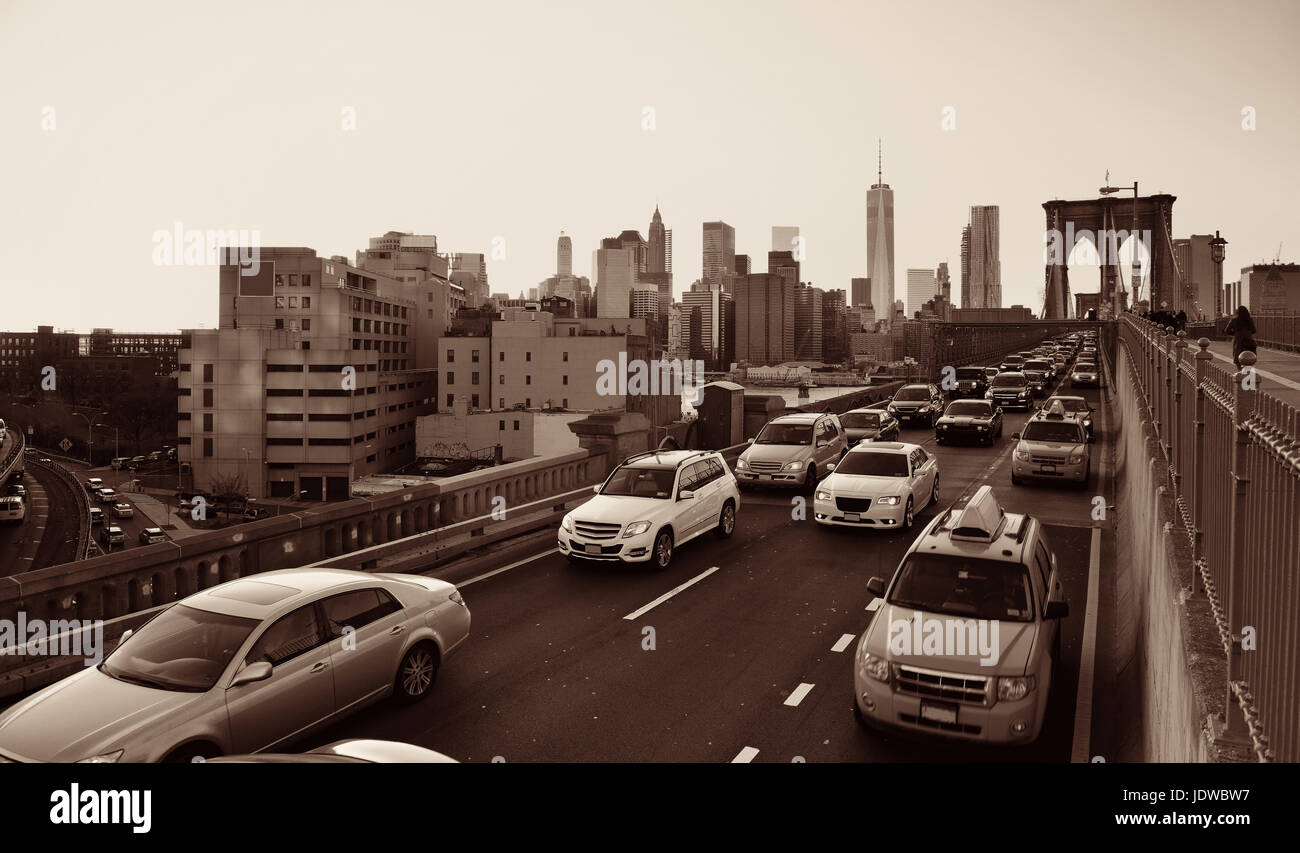 Berufsverkehr in der Innenstadt von Manhattan mit Brooklyn Bridge in New York City Stockfoto