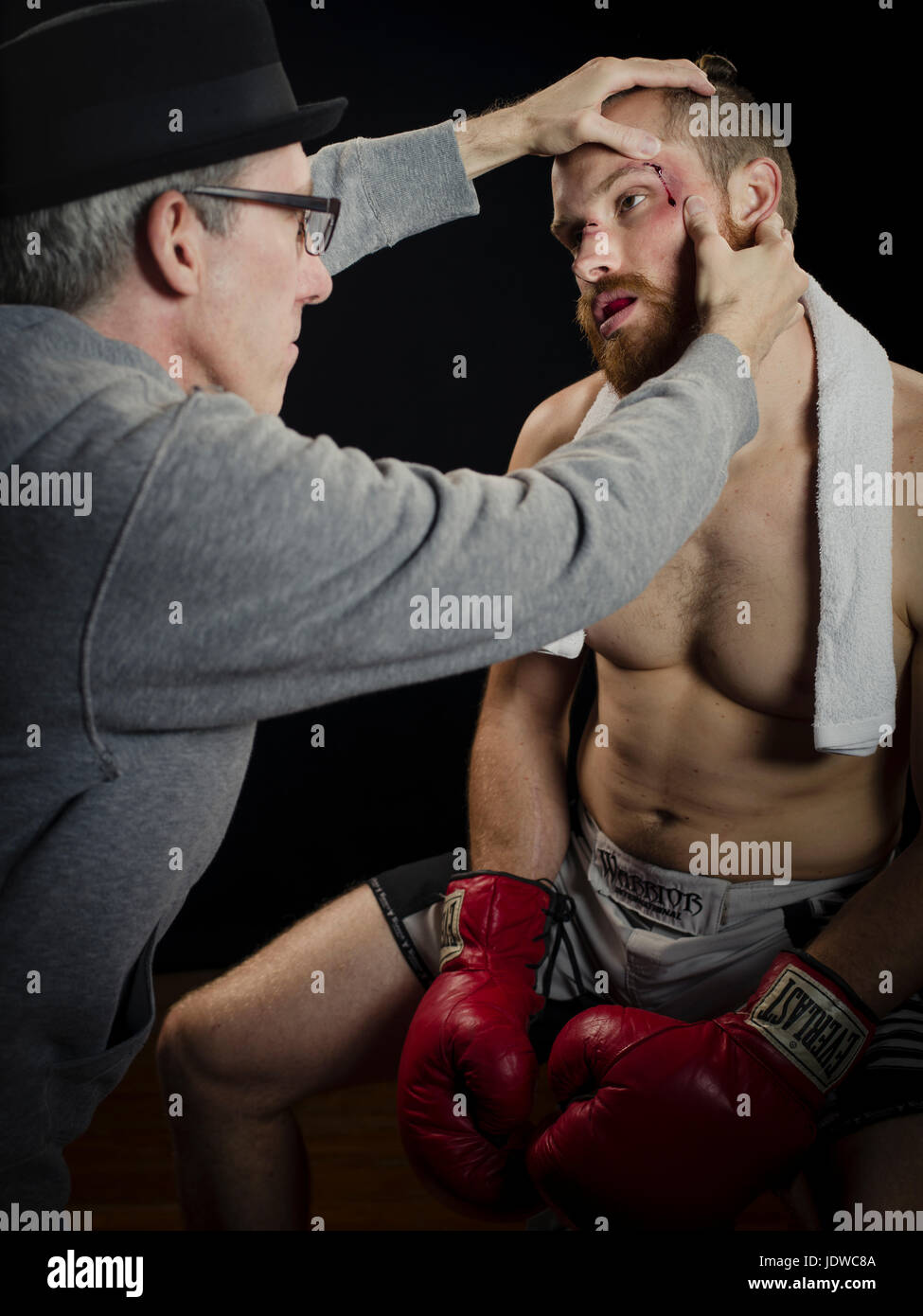Cutman / Cornerman mit Boxer Stockfoto