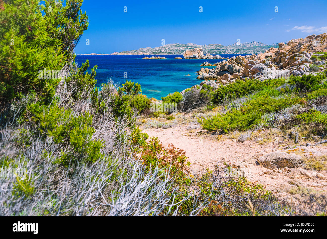 Reine klare azurblaue Meerwasser und erstaunliche Felsen auf der Insel Küste von La Maddalena, Sardinien, Italien. Stockfoto
