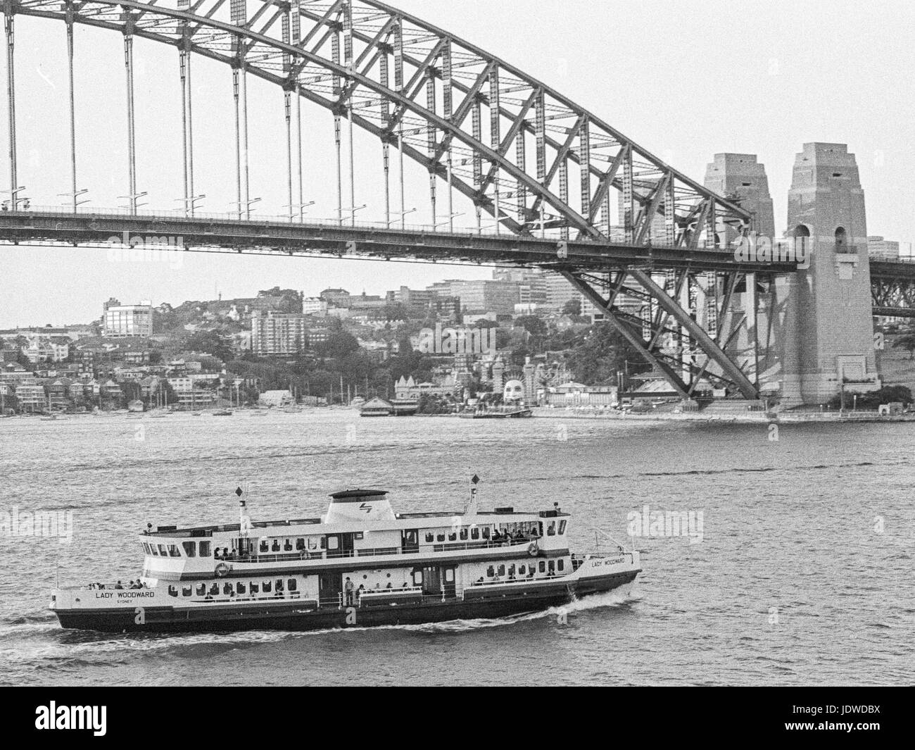 Manly Fähre vorbei an der Harbour Bridge, entnommen aus der Oper Haus Terrasse, 1980er Jahre, New South Wales, Sydney, NSW, Australien Stockfoto