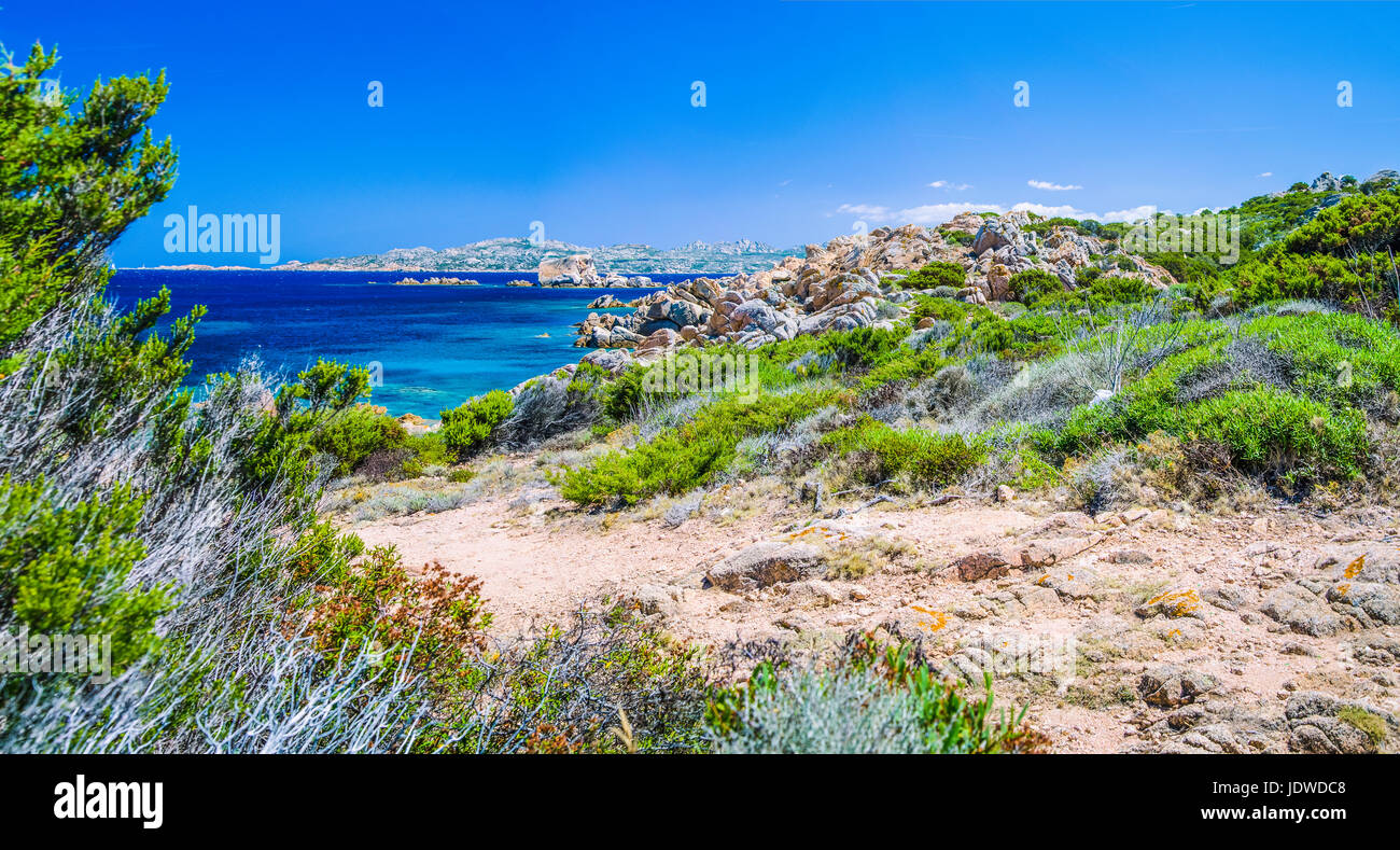 Reine klare azurblaue Meerwasser und erstaunliche Felsen auf der Insel Küste von La Maddalena, Sardinien, Italien Stockfoto