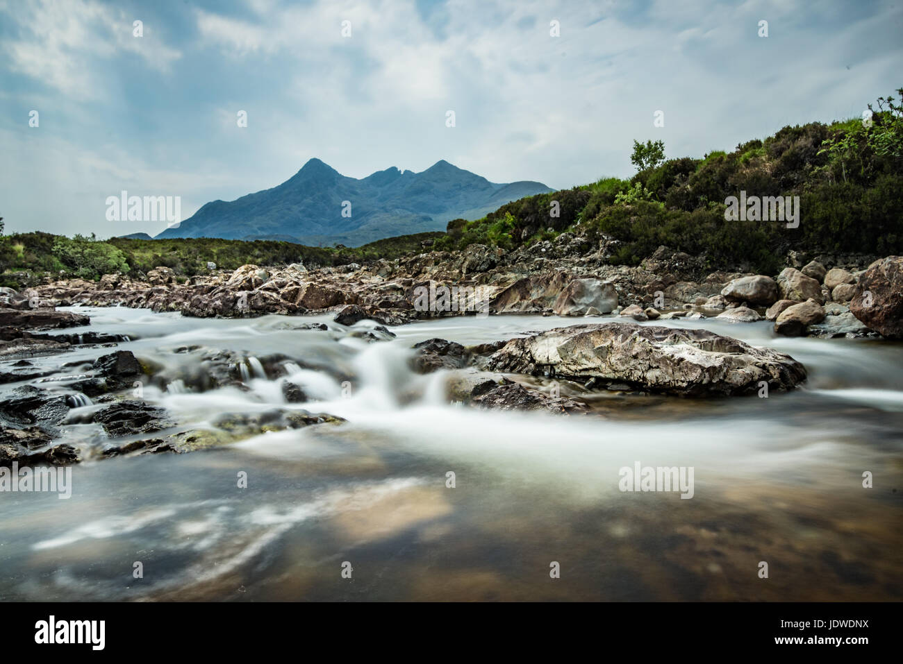 Sligachan, in der Nähe der alten Brücke in den bewölkten Tag. Isle Of Skye. Schottland-Landschaft. Stockfoto