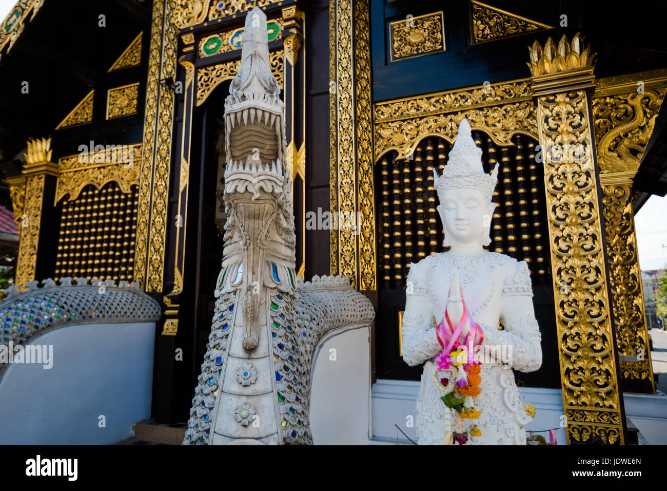 Schöne buddhistische Tempel Wat Inthakhin Sadue Mueang Chiang Mai im Norden Thailands. Traditionelle Religion Architektur in Südost-Asien. Stockfoto