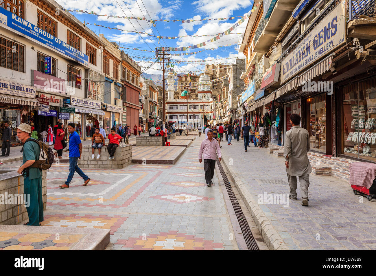 Leh, Ladakh, Indien, 12. Juli 2016: Haupteinkaufsstraße in Leh, Ladakh Bezirk von Kaschmir, Indien Stockfoto