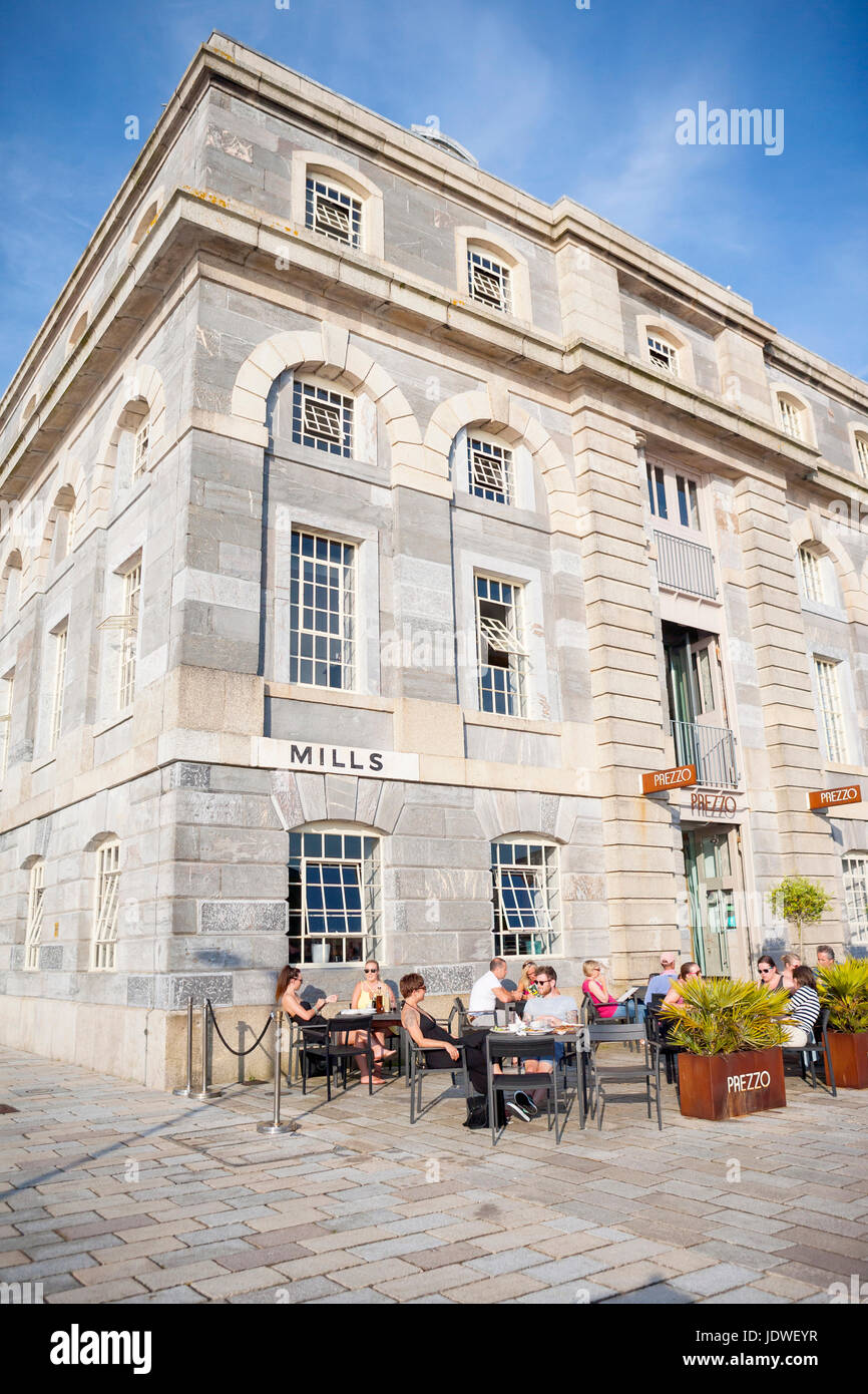 Alfresco Diners genießen, Essen und Trinken im Sonnenschein. Blumen Pflanzer und Tische und Stühle draußen Prezzo Restaurant in Royal William Yard, Plymouth Stockfoto