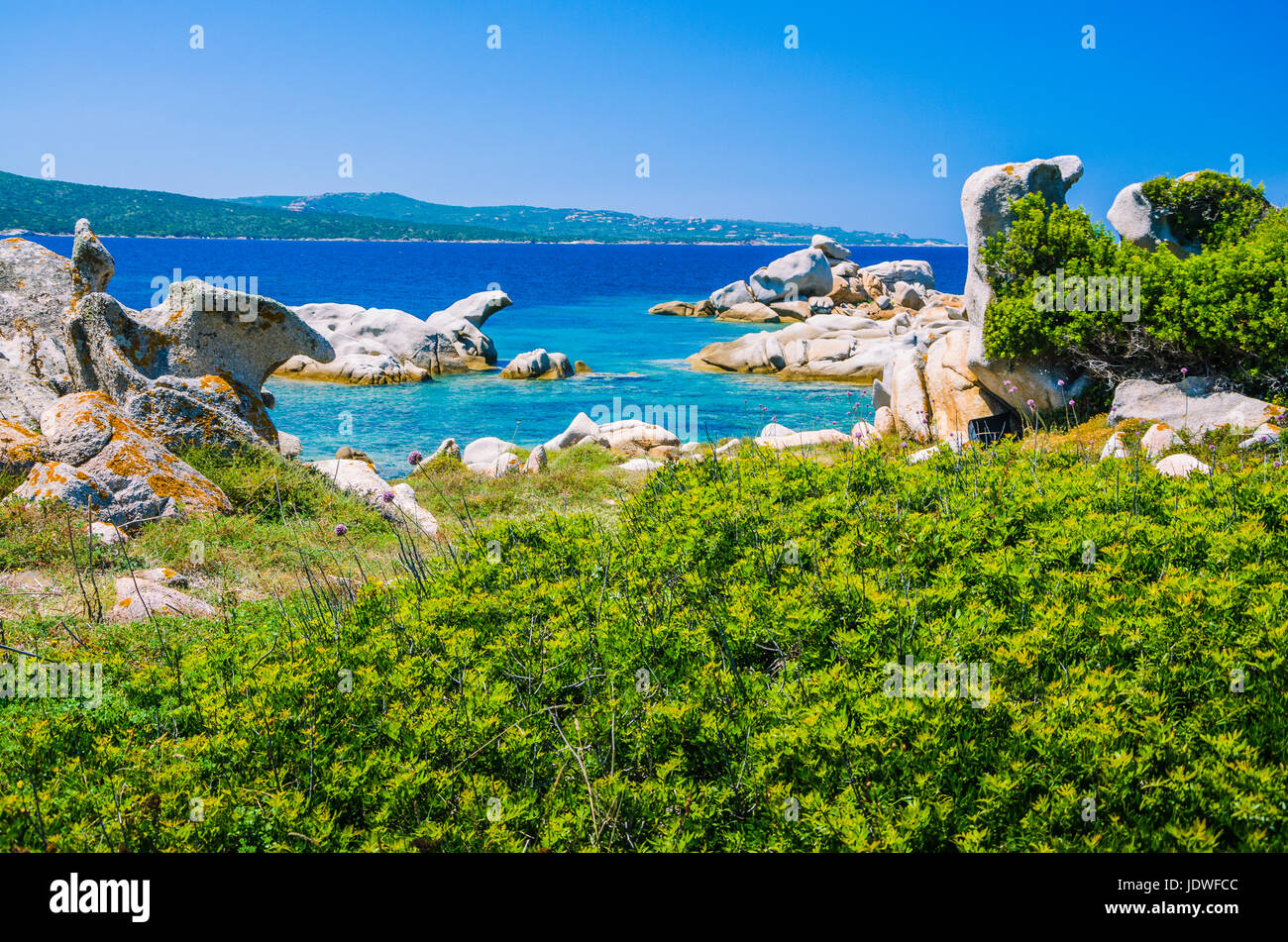 Küstenabschnitten mit Granitfelsen und azurblaues Wasser in der Nähe von Porto Pollo, Sardinien, Italien Stockfoto