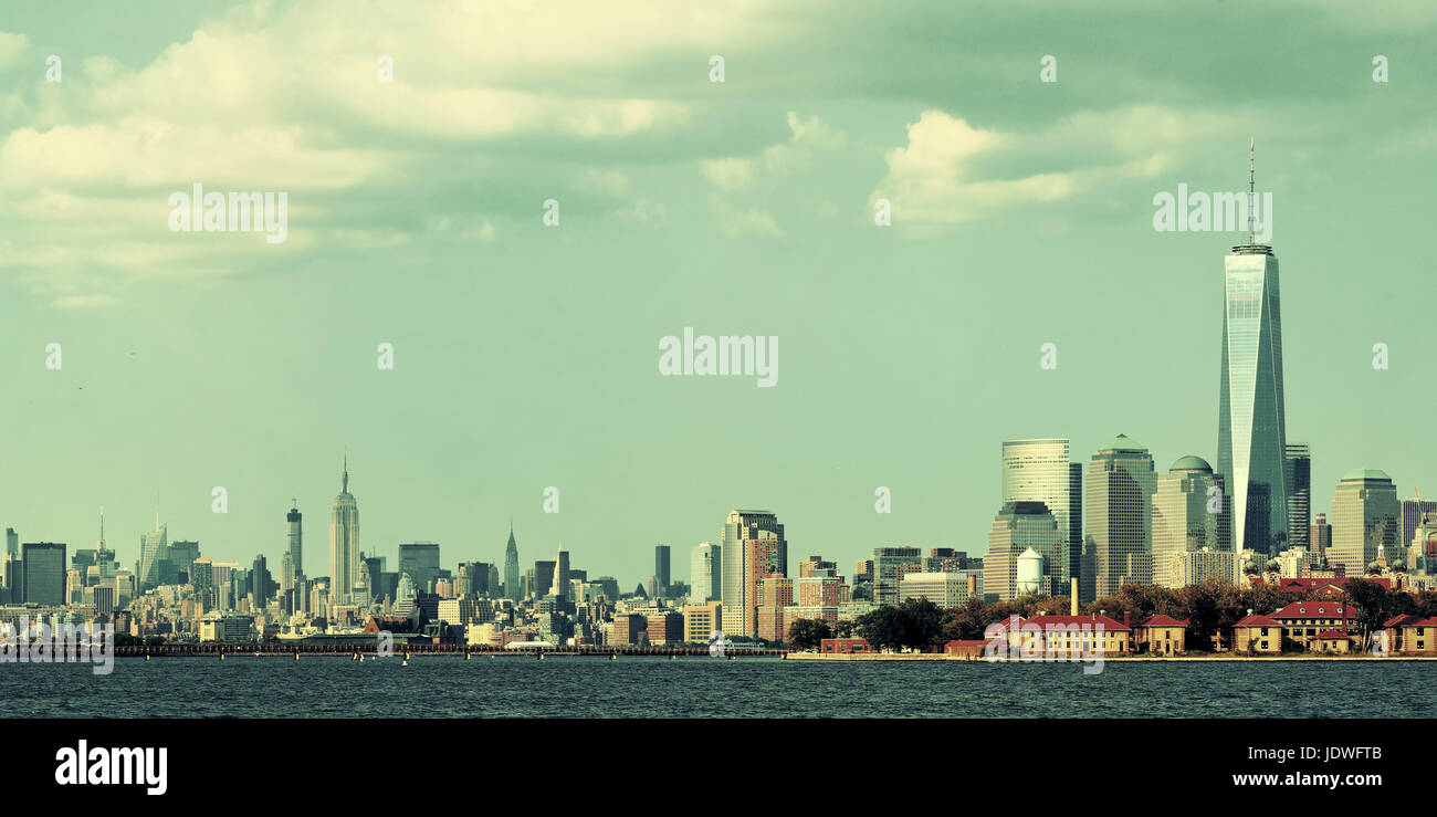 Skyline von downtown Manhattan und New Jersey mit städtischen Hochhäusern über Fluss. Stockfoto