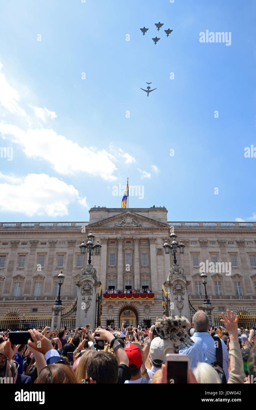 Geburtstag der Königin Überflug über Buckingham Palace nach Trooping die Farbe 2017 in The Mall, London. Platz für Kopie Stockfoto