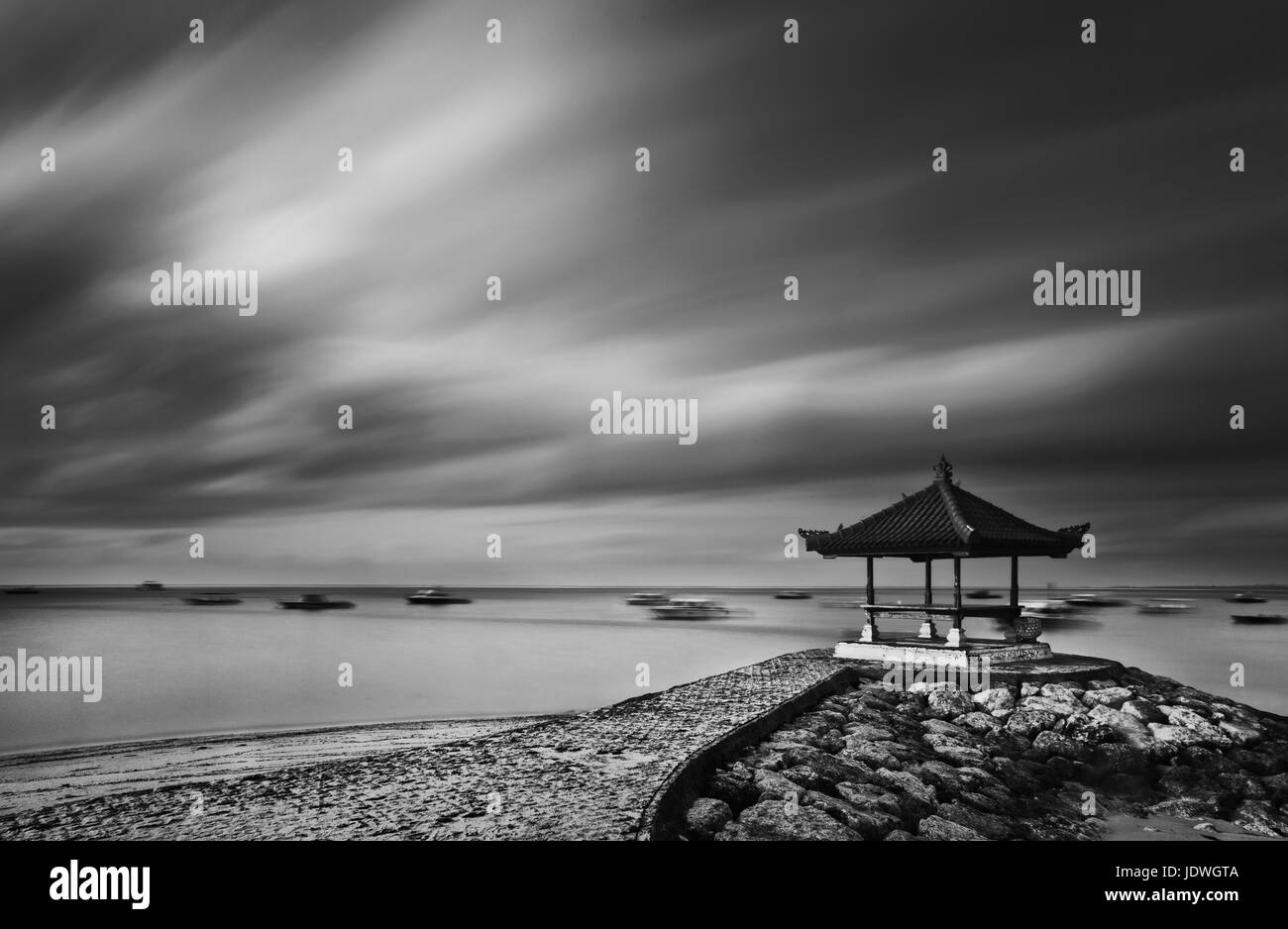 Standhaft balinesischen Pavillon als dramatische Gewitterwolken ab März. Kreative Langzeitbelichtung Image erstellen einen atemberaubenden und dramatische Himmel mit Wolken fegen Stockfoto