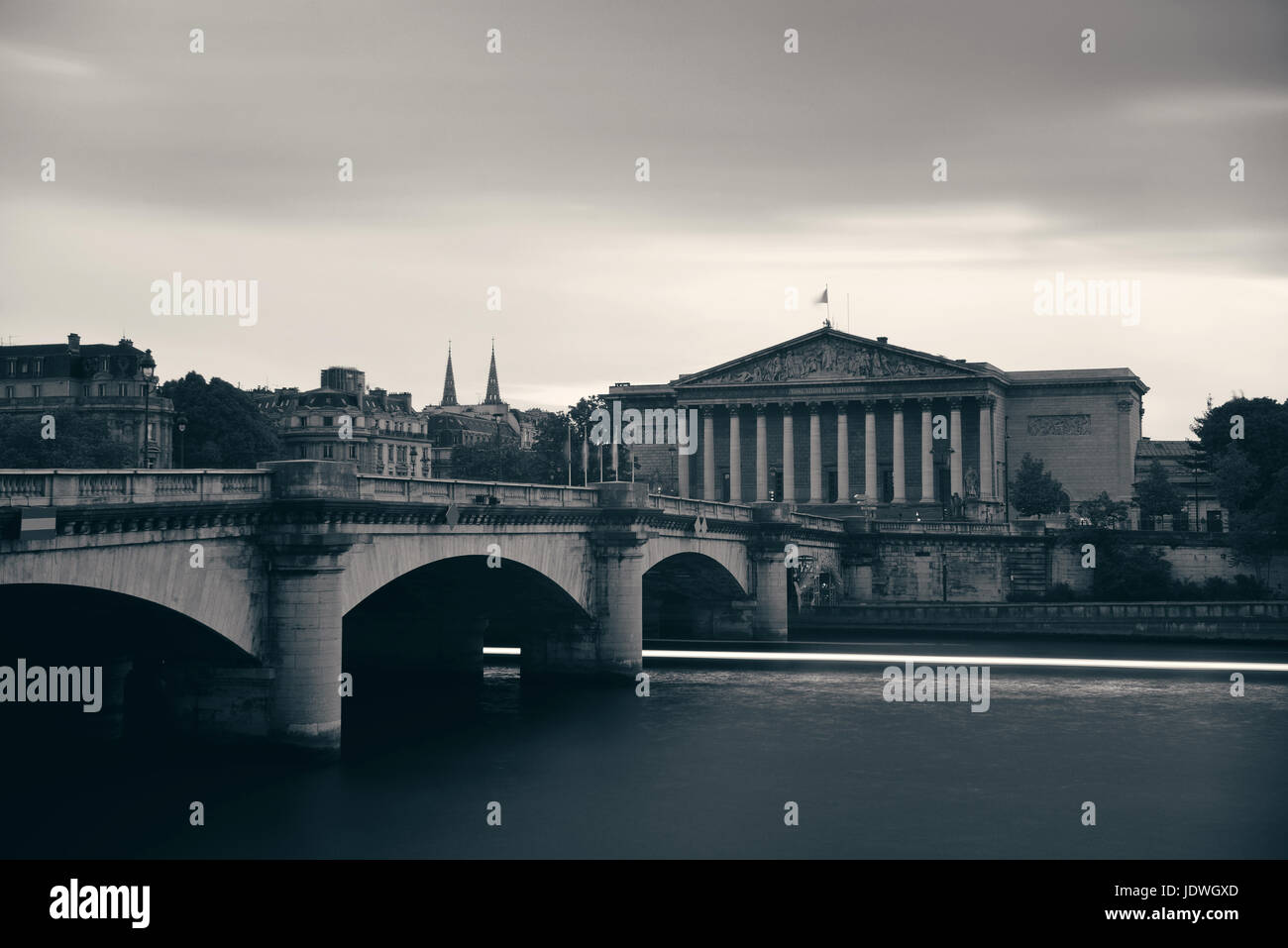 Paris-Ufer mit Pont De La Concorde und Nationalversammlung Stockfoto