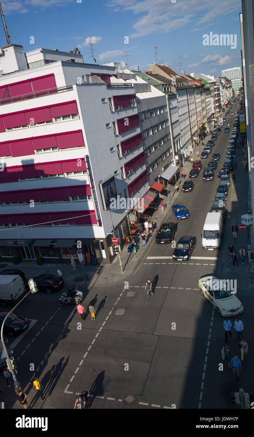 Urban Street in der Nähe von Stadtzentrum, mit Unterkünften und Läden, München, Deutschland Stockfoto