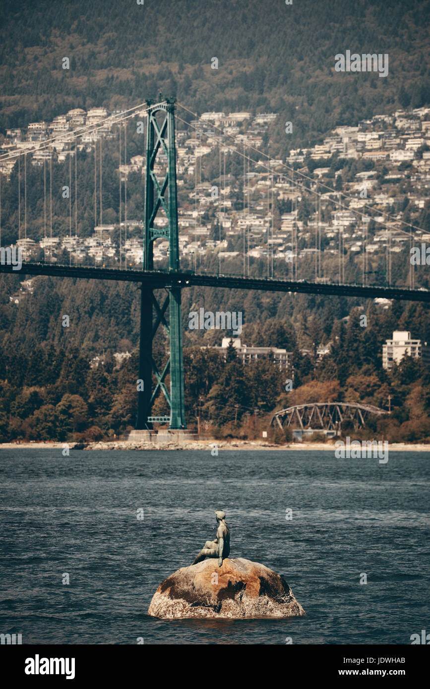 Vancouver-Mädchen in einem Neoprenanzug Skulptur und die Lions Gate Bridge über Meer Stockfoto
