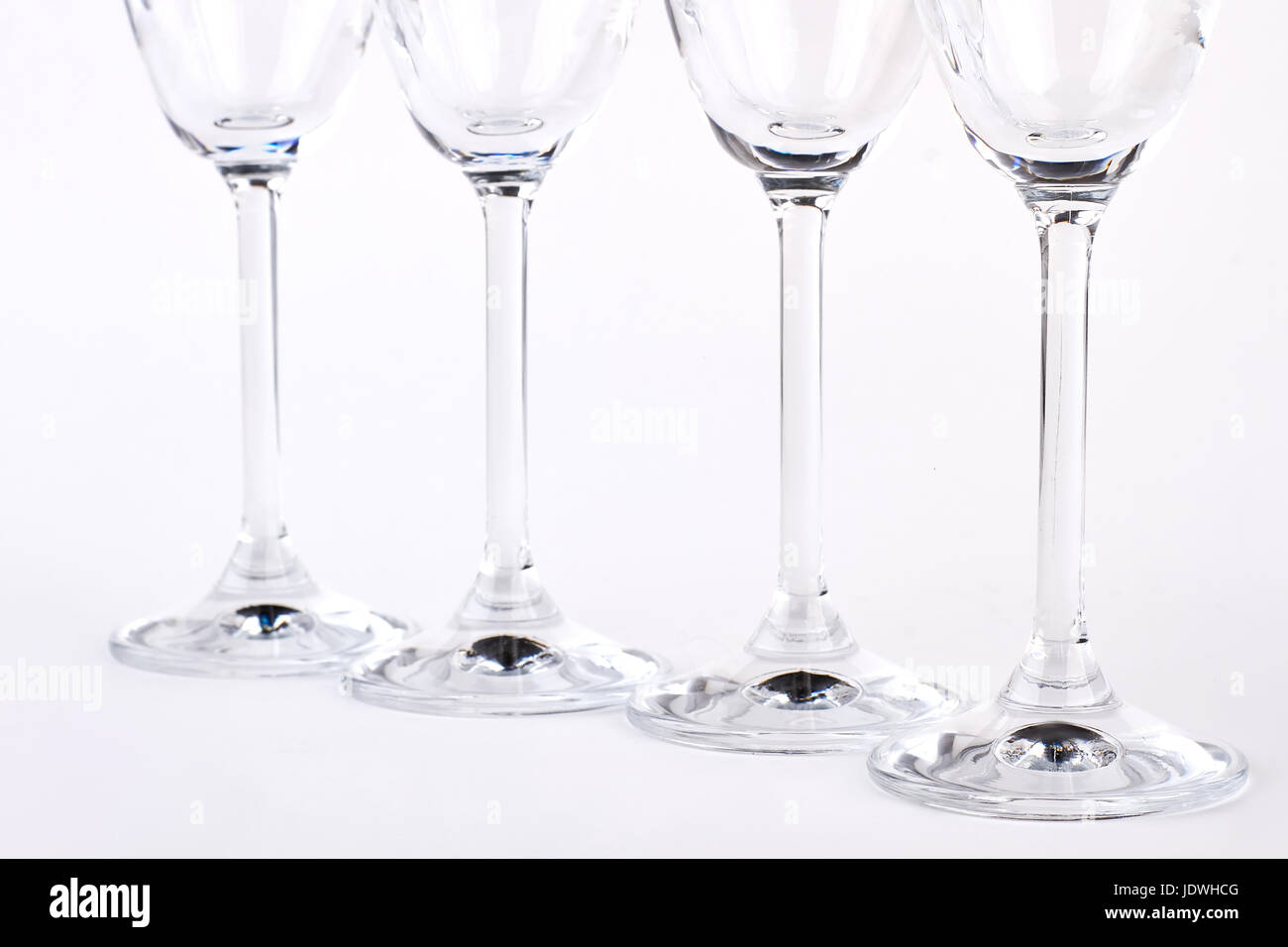Reihe von klaren leeren Gläsern. Stockfoto