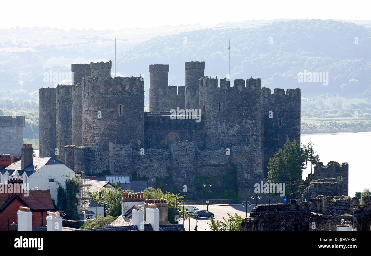 Conwy Castle von der Stadtmauer genommen. Conwy Castle ist eine mittelalterliche Festung in Conwy, an der Nordküste von Wales. Es wurde von Edward i. erbaut. Stockfoto