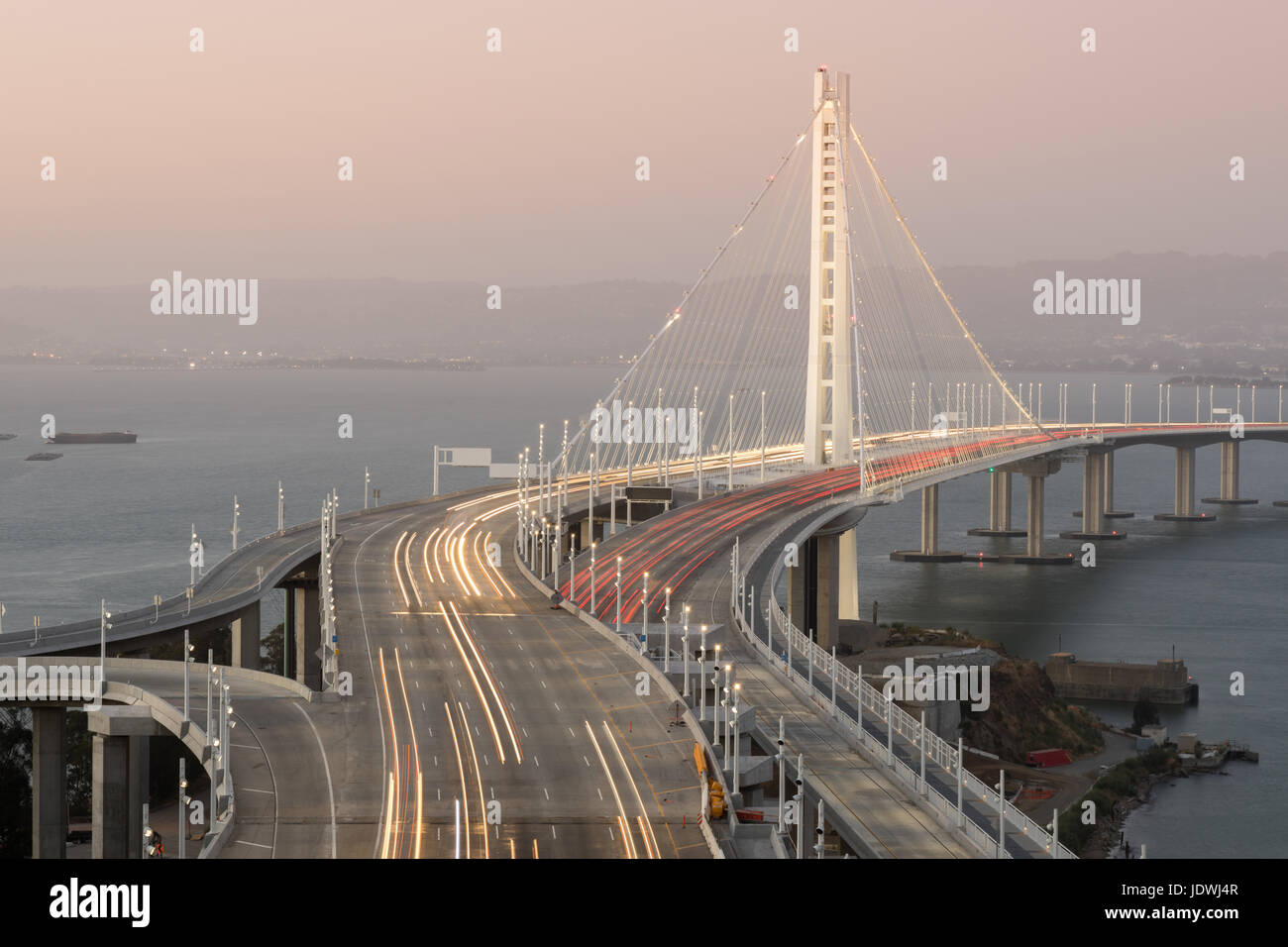 San Francisco-Oakland Bay Bridge östlichen Spanne in der Abenddämmerung. Stockfoto