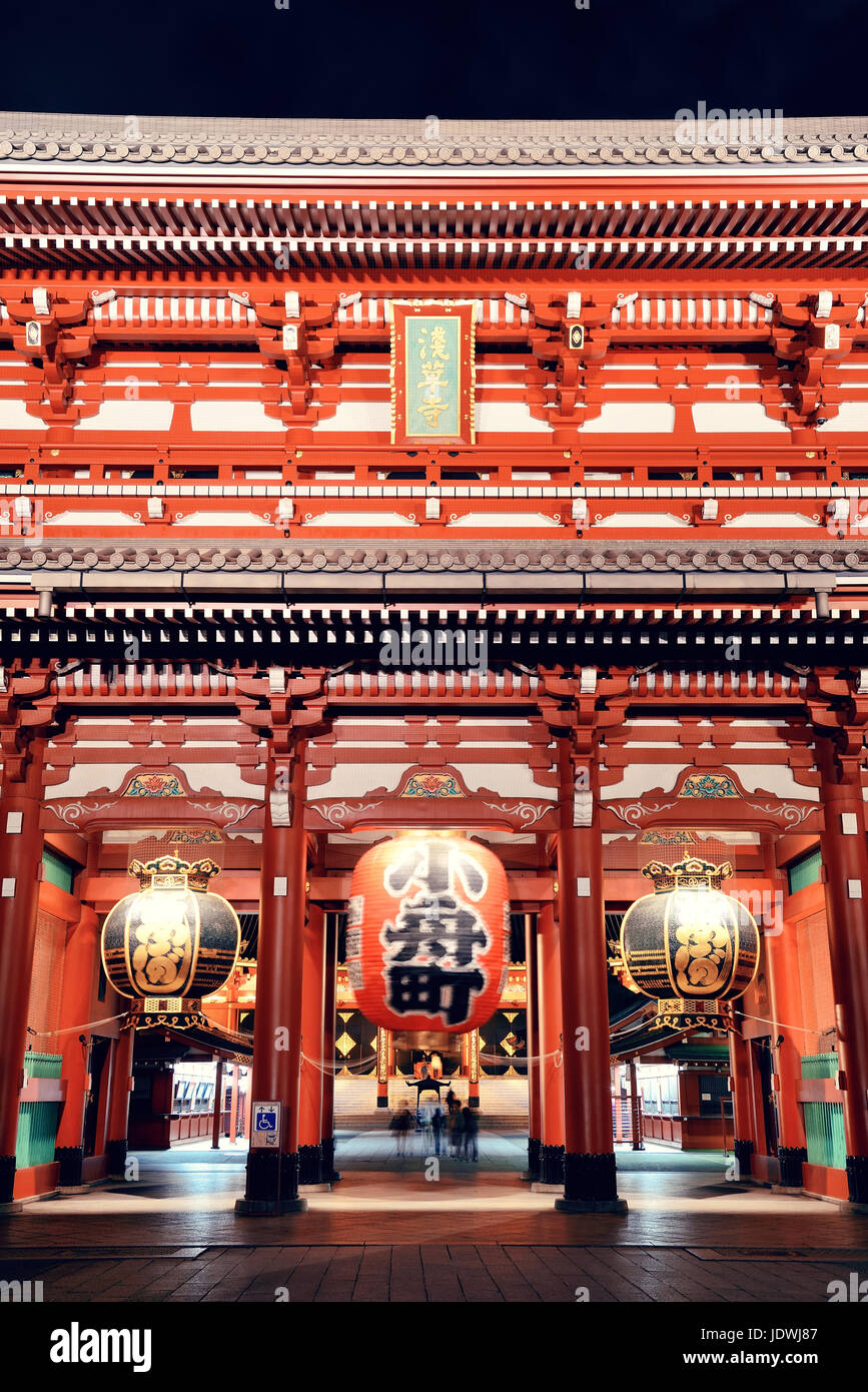 Sensoji-Tempel in Tokio in der Nacht. Stockfoto