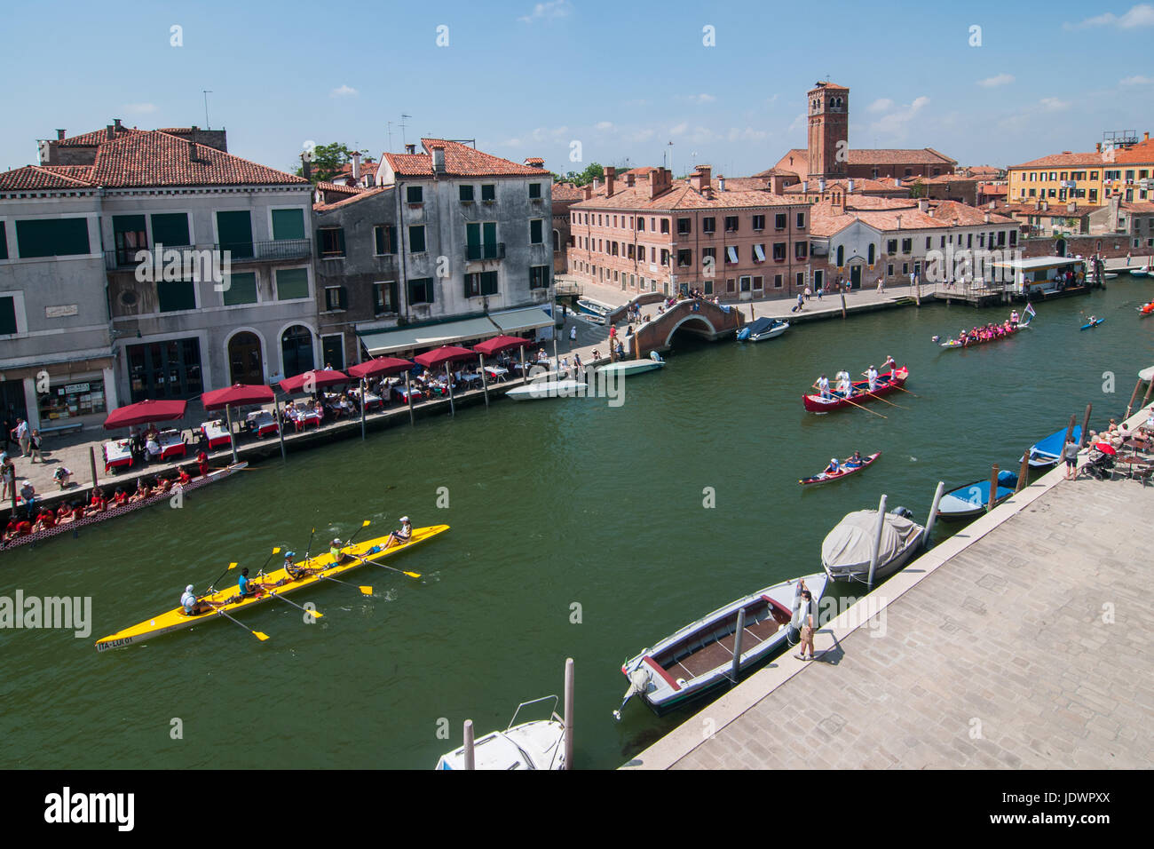 Venedig - 6. Juni 2017.  Ruderer erreichen den Kanal Canaregio während der 43. Vogalonga, einer nicht kompetitiver Regatta in Venedig, Italien. Stockfoto