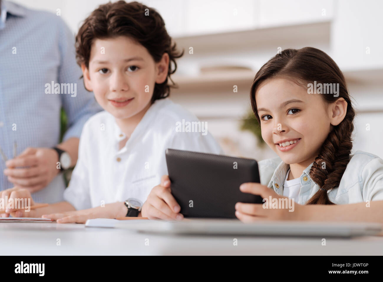 Angenehme fröhliche Kinder posiert für die Kamera Stockfoto