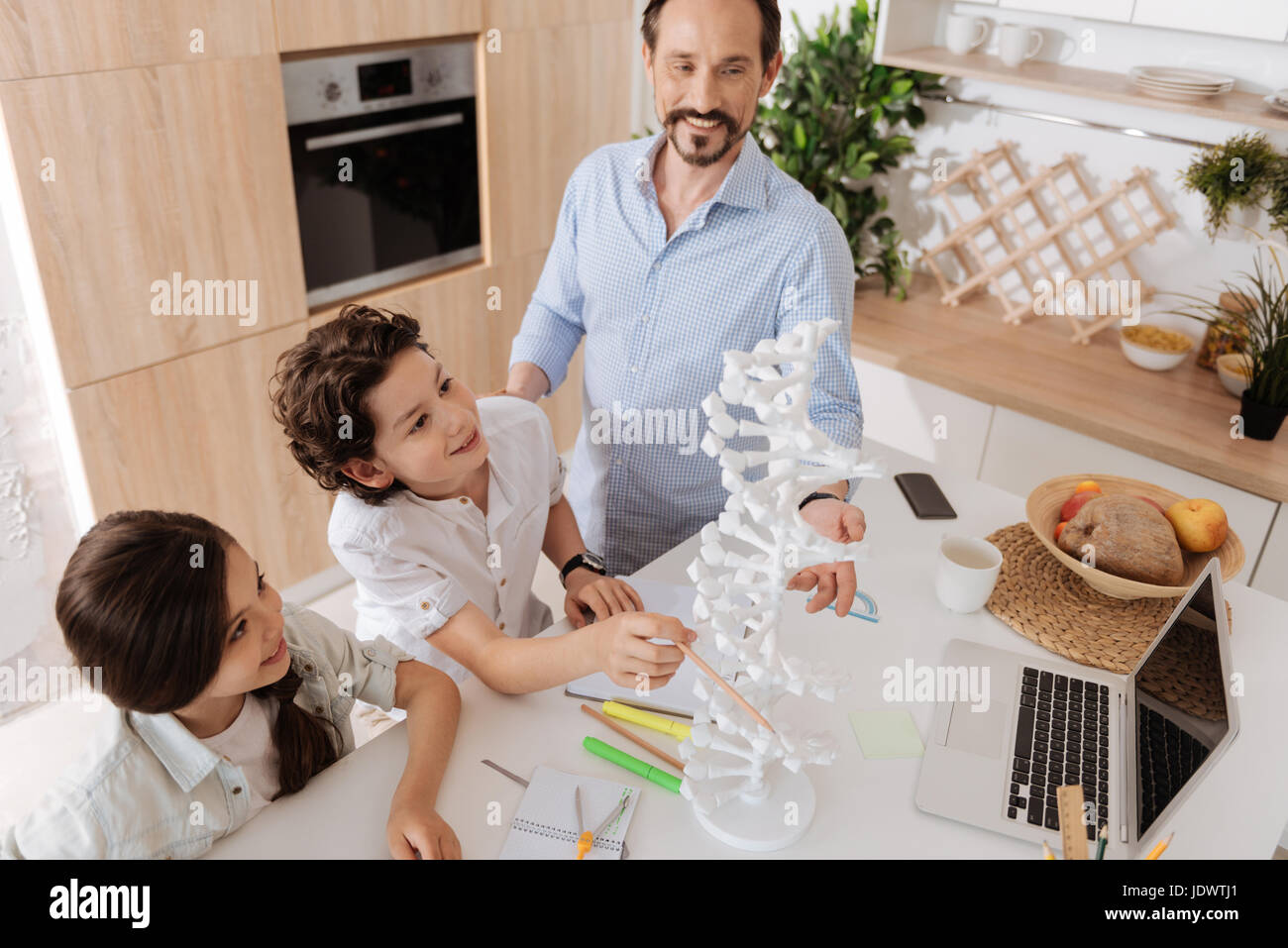 Sehr nette alleinerziehende Familie immer bereit für ein Biologie-Unterricht Stockfoto