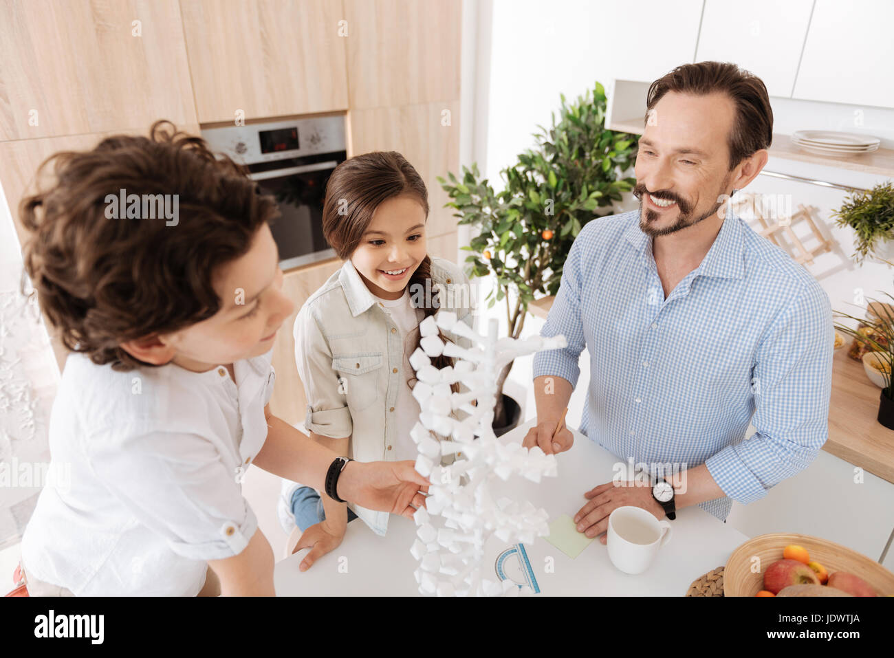 Sehr nette alleinerziehende Familie gesammelt werden, um DNA-Modell Stockfoto