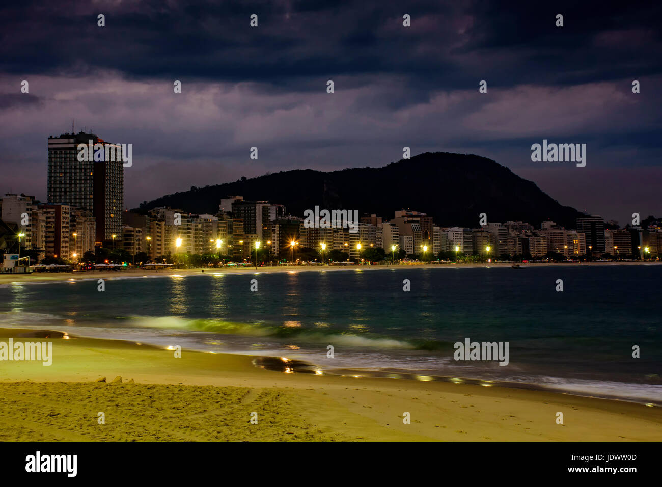 Copacabana und Zuckerhut gesehen in der Nacht mit seinen Gebäuden, Licht, Meer, Hügeln und Konturen Stockfoto