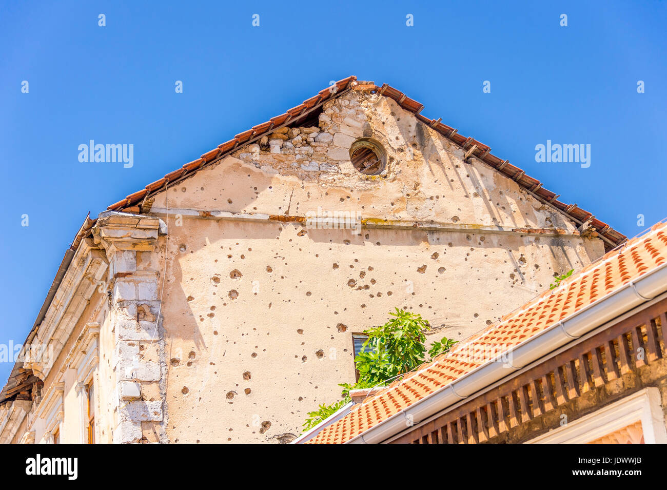 Schäden durch Bomben und Kugeln an einem Gebäude in Mostar aus dem jugoslawischen Bürgerkrieg 1993. Stockfoto