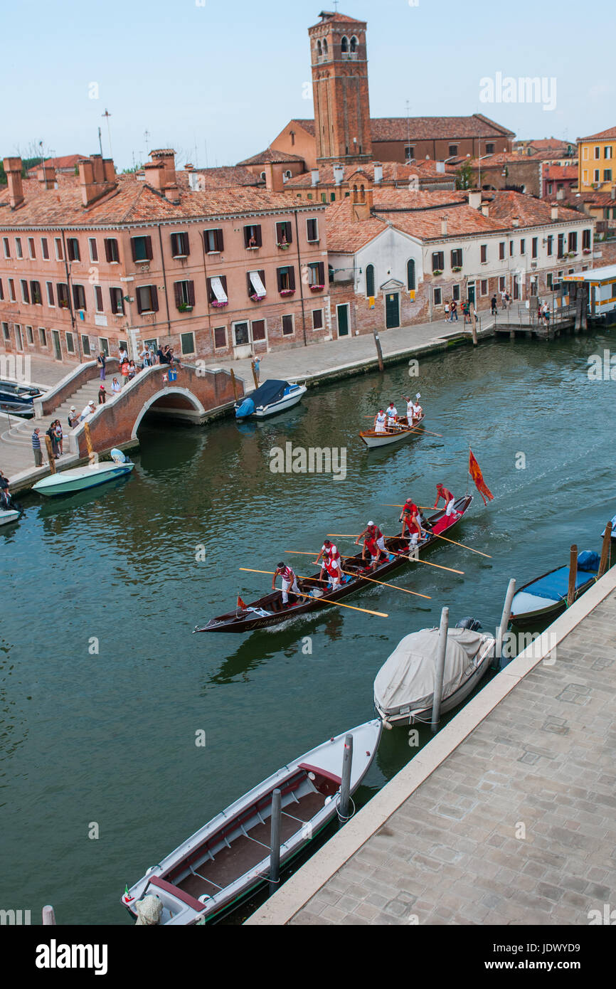 Venedig - 6. Juni 2017.  Ruderer Segeln Canaregio Kanal während der 43. Vogalonga, einer nicht kompetitiver Regatta in Venedig, Italien. Stockfoto