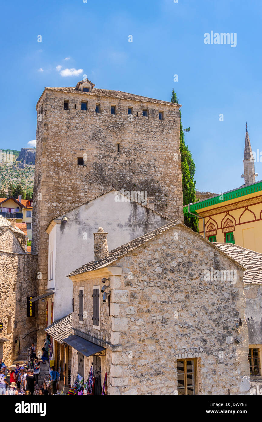 Mostar zeigt noch Beweise des Heimatkrieges mit viele Gebäude zerstört Stockfoto