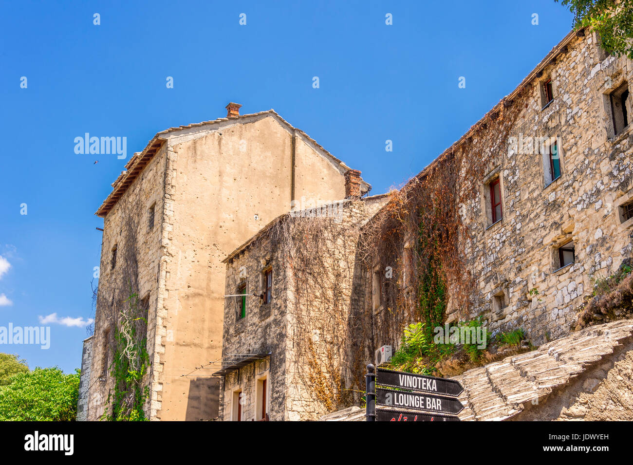 Mostar zeigt noch Beweise des Heimatkrieges mit viele Gebäude zerstört Stockfoto