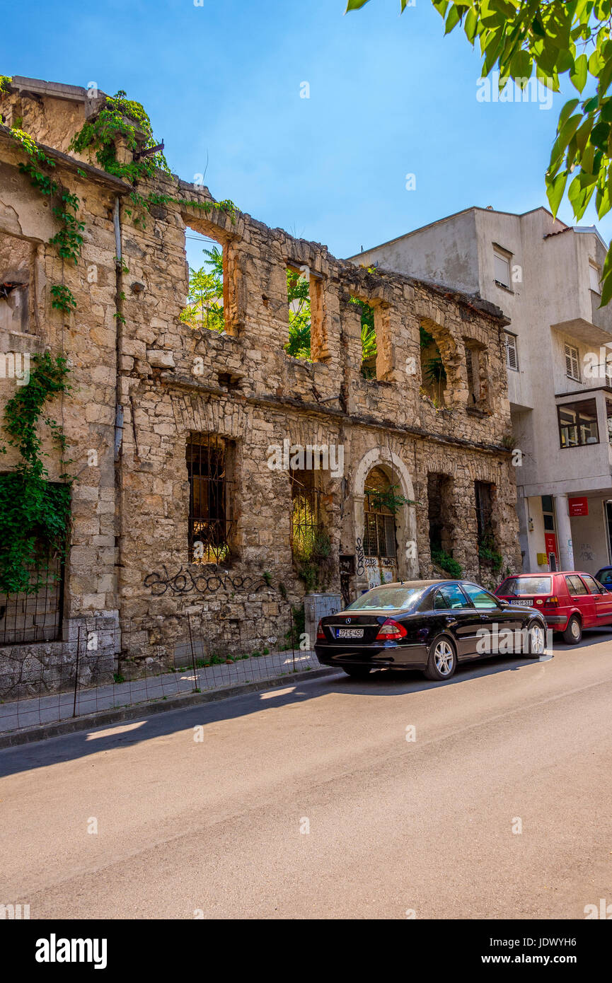 Mostar zeigt noch Beweise des Heimatkrieges mit viele Gebäude zerstört Stockfoto