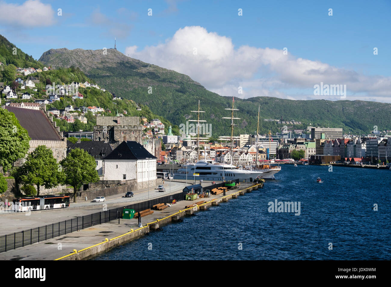 Blick über Hafen Vågen Berg Ulriken über historische Stadt Bergen, Hordaland, Norwegen, Scandinavia Stockfoto