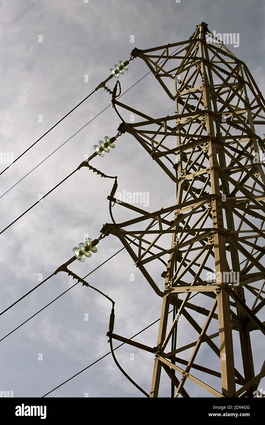 Elektrische Hochspannung Post mit Himmelshintergrund, Spanien Stockfoto