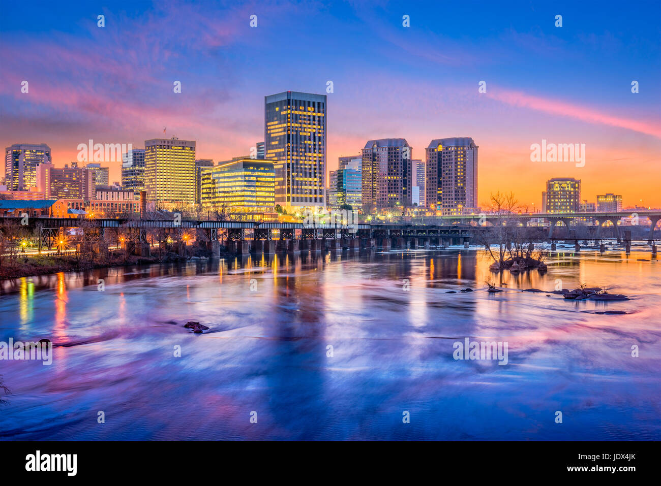 Richmond, Virginia, USA die Skyline Innenstadt am James River. Stockfoto