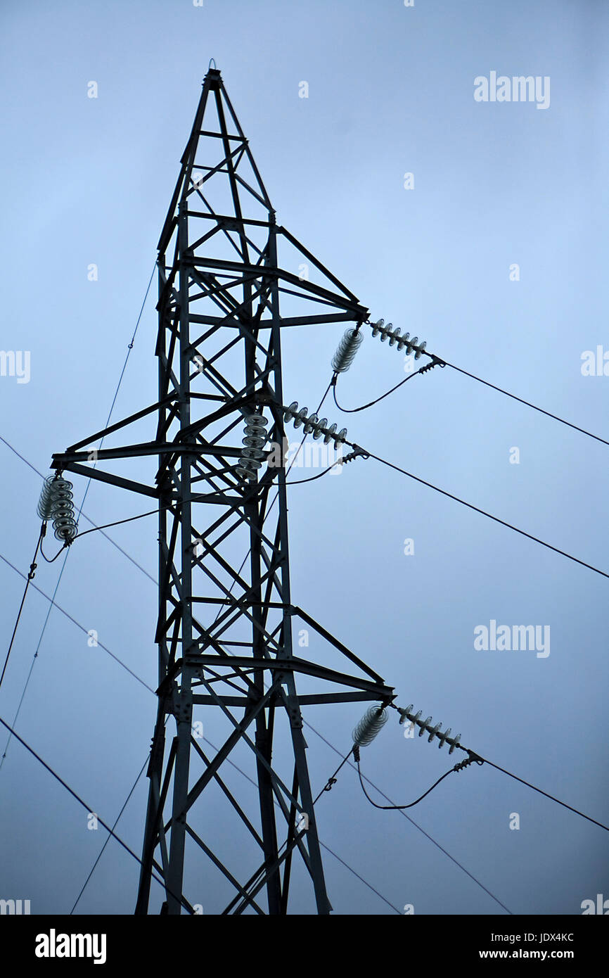 Elektrische Hochspannung Post mit Himmelshintergrund, Spanien Stockfoto