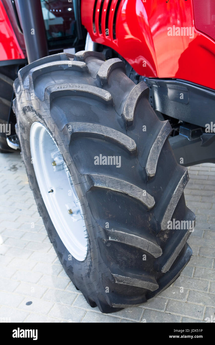 Detail der Räder auf einem modernen Traktor, Spanien Stockfoto