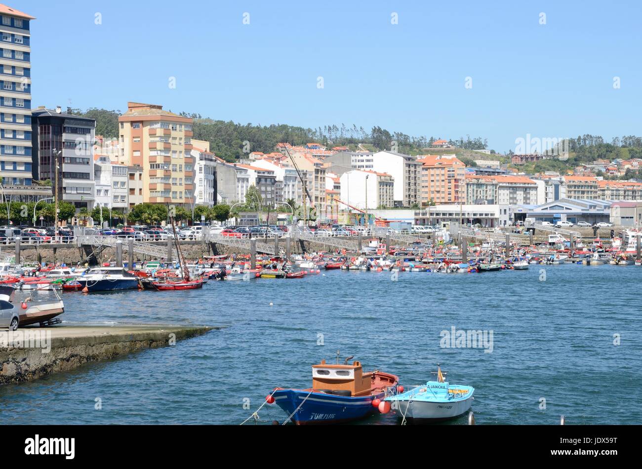 Boote im Hafen von Ribeira, in der Provinz La Coruña, Galizien, Spanien. Stockfoto