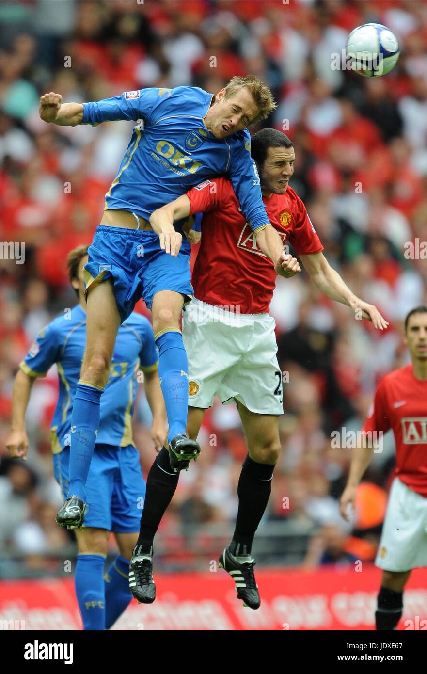 PETER CROUCH & JOHN O' Shea MANCHESTER UTD V PORTSMOUTH WEMBLEY Stadion LONDON ENGLAND 10. August 2008 Stockfoto