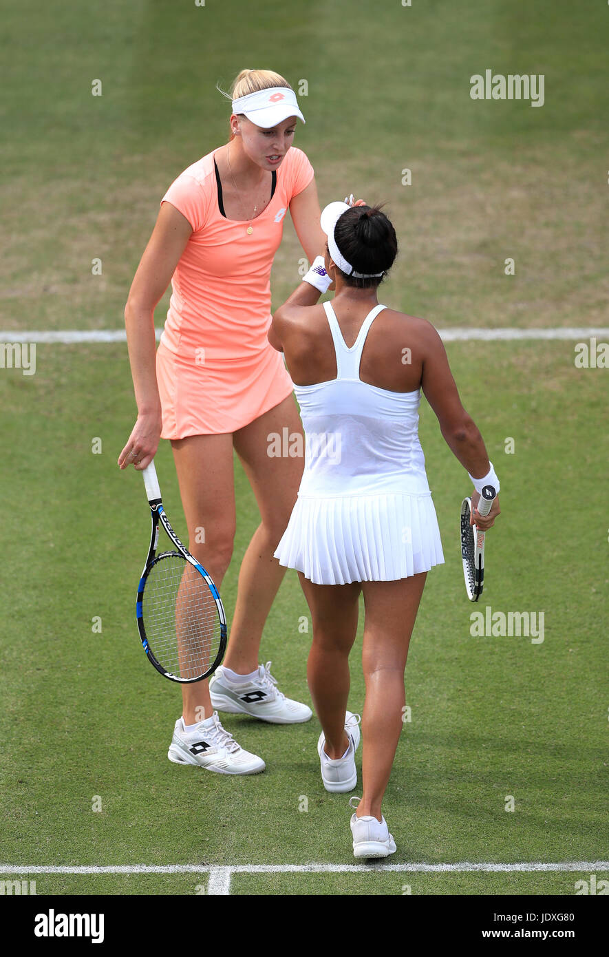 Great Britain Heather Watson (rechts) und Naomi Broady gegen USAs Raquel Atawo und Christina Mchale tagsüber drei der 2017 AEGON Classic im Priorat Edgbaston, Birmingham. Stockfoto