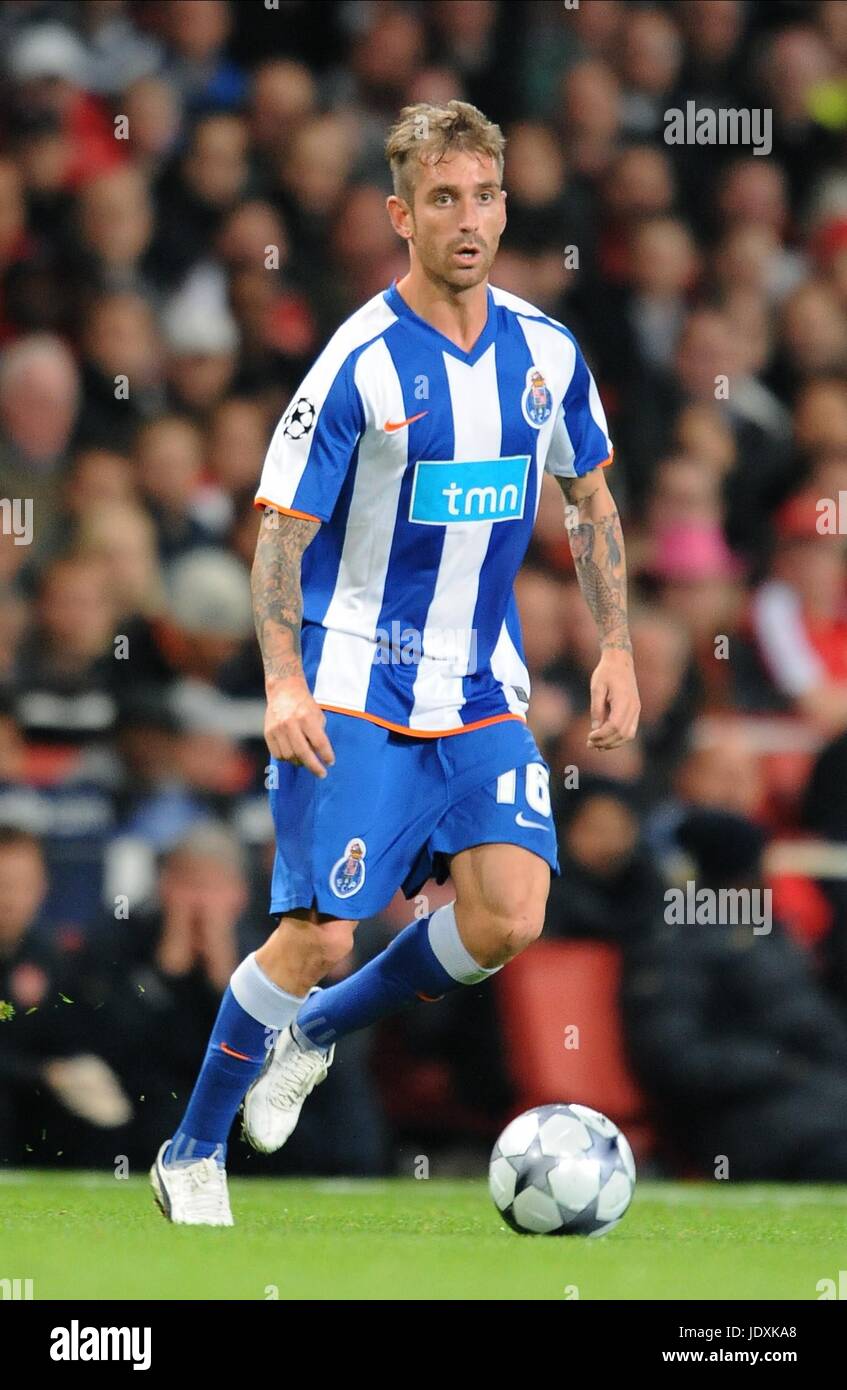 Emirate Stadion Raul Meireles Fotos Und Bildmaterial In Hoher 
